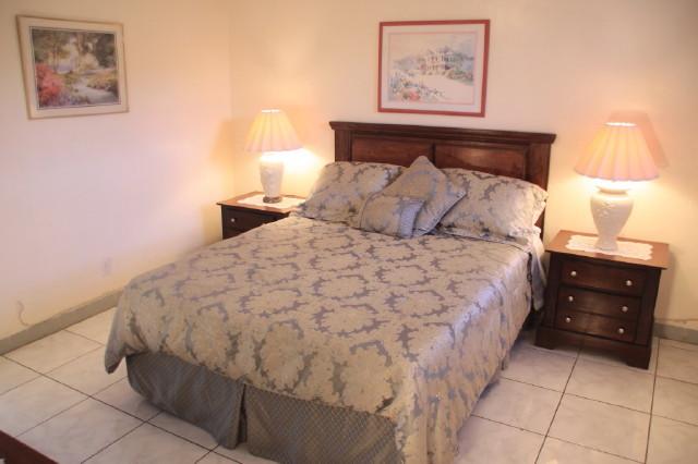 One bedroom apt. (Queen)